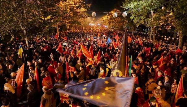 Neće proći Vučićeve sluge, Crna Gora neće u 'srpski svet'