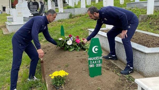 Trener Širokog položio cvijeće na mezar Sakiba Malkočevića