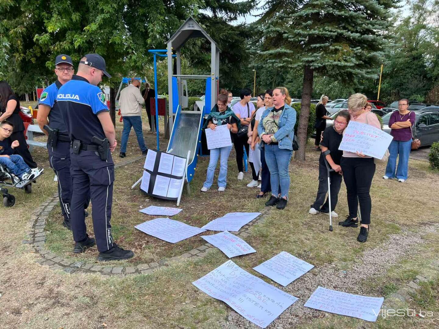 Tri godine čeka pregled bolesnog djeteta: Roditelji digli glas ispred UKC Tuzla