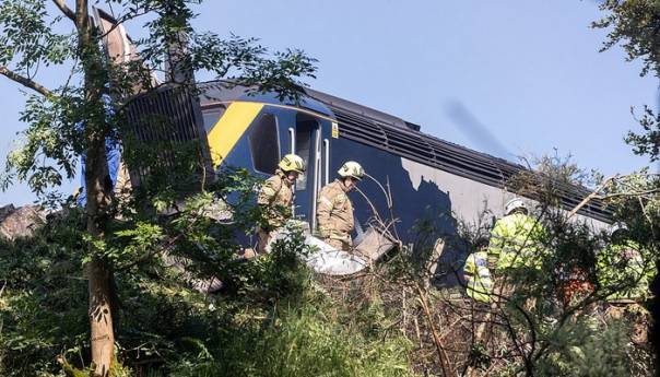 Tri osobe smrtno stradale u prevrtanju voza u Škotskoj