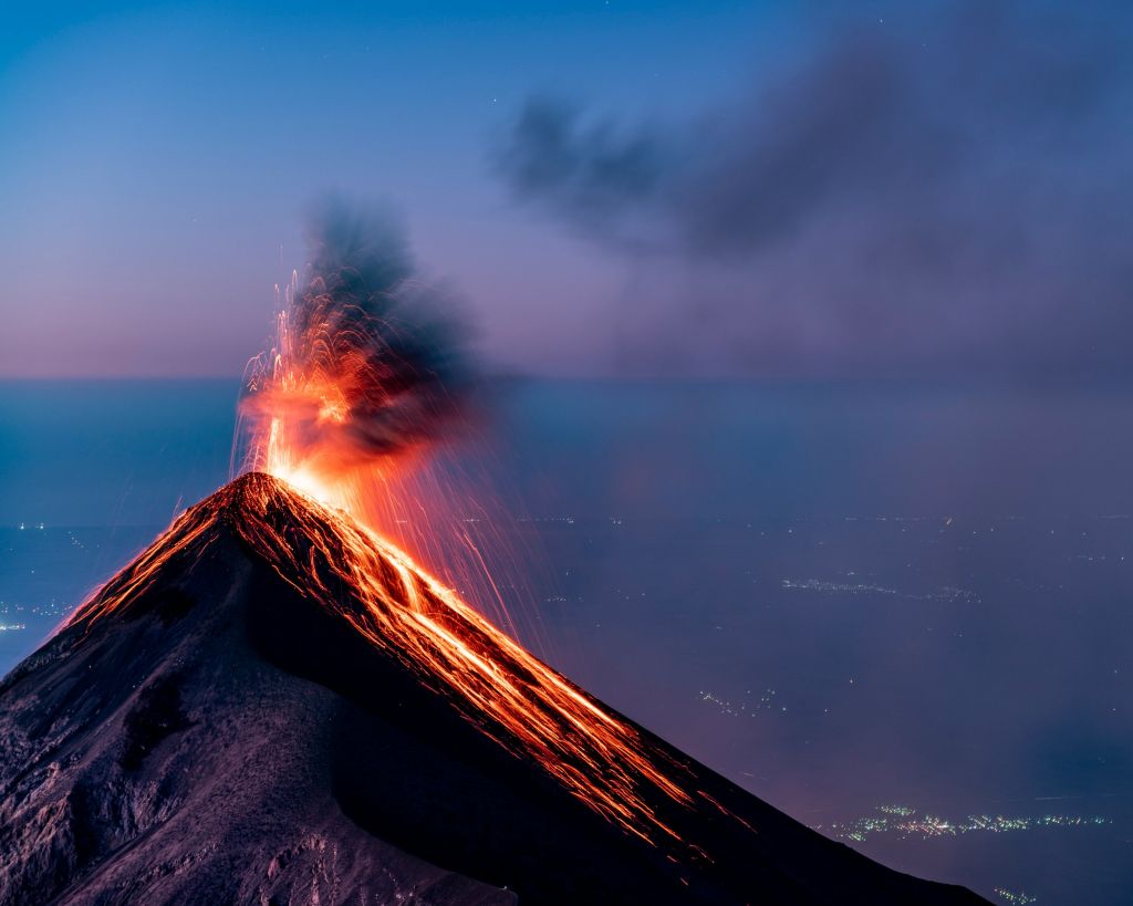 Tri vulkana pred erupcijom? Podignut najveći stepen uzbune