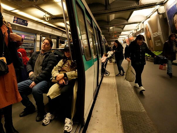 Tri žene izbodene u Parizu: Uhapšen muškarac