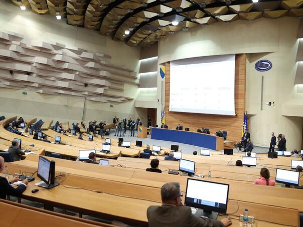 Amandman Trojke: Državnim službenicima po 1.800 KM