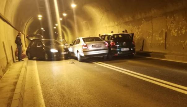 Trostruki sudar u tunelu Vranduk, obustavljen saobraćaj