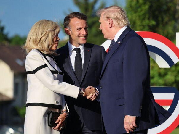 Trump i Brigitte Macron u centru pažnje: Rukovanje izazvalo brojne reakcije
