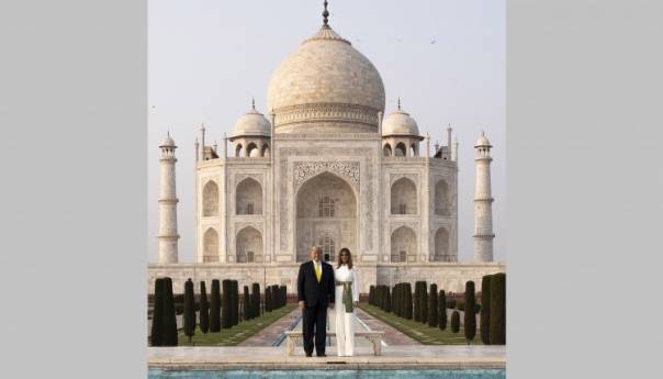 Trump i Melania posjetili Taj Mahal