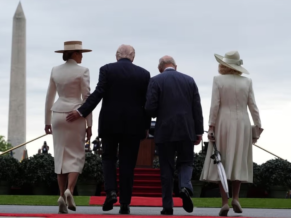 Trump intimno dodirivao Melaniu tokom posjete kralja Charlesa