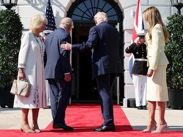 Trump prekršio protokol: Potapšao kralja Charlesa pred kamerama