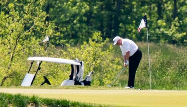 Trump prvi put igrao golf od proglašenja vanrednog stanja