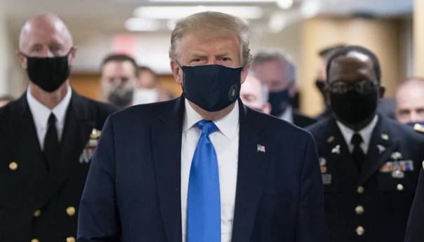 Trump prvi put od početka pandemije stavio masku na lice