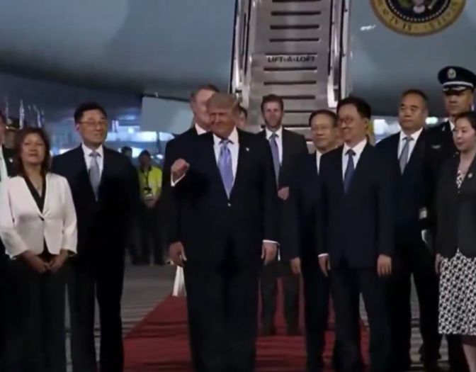 Trump stigao u Peking: Spektakularno je dočekan