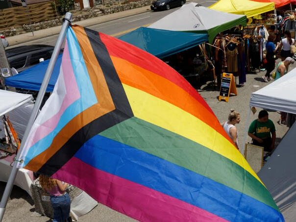 Trump vraća kriznu liniju za LGBTQ mlade, ali izbacuje organizaciju koja ju je stvorila