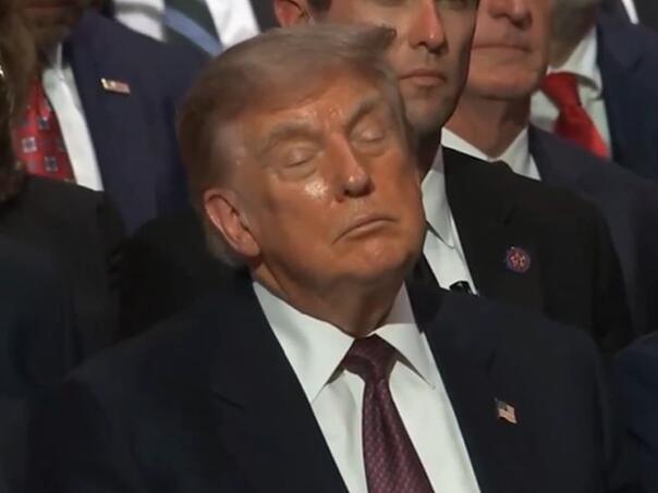 Bijela kuća: Trump nije zaspao na sahrani, samo idioti misle da jeste