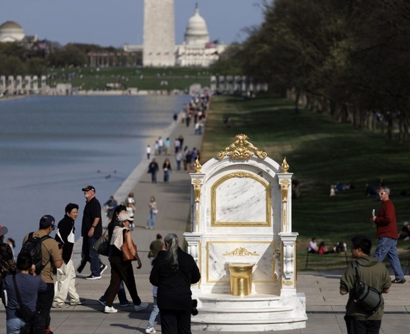 Trumpa ismijavaju zlatnom WC šoljom: "Dostojna kralja"