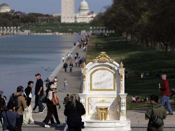 Trumpa ismijavaju zlatnom WC šoljom: "Dostojna kralja"