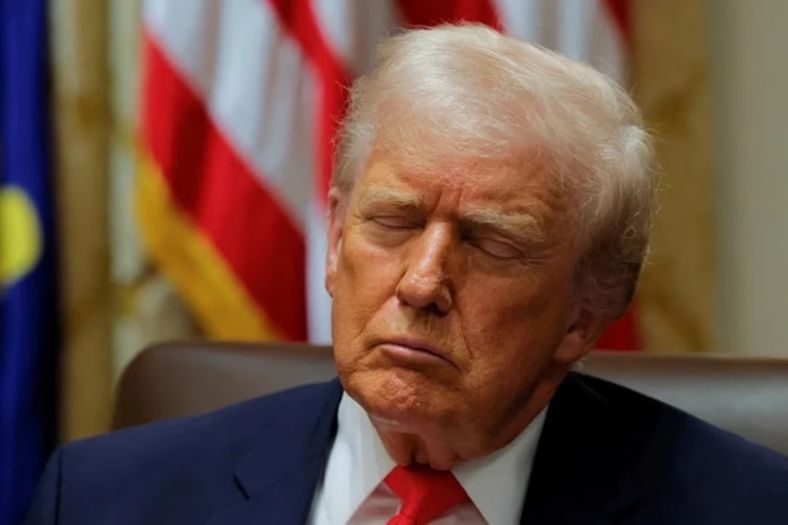 Trumpa optužuju da je spavao na sastanku: "Samo sam odmarao oči"