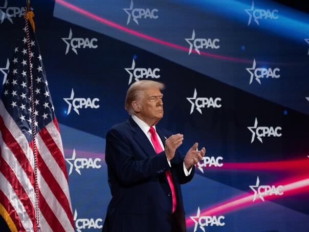 Trumpova administracija koristi Zakon o stranim neprijateljima za ubrzanje deportacija