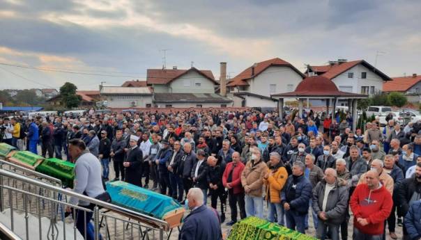 Tuga u Brčkom: Uz suze ukopano sedam žrtava požara
