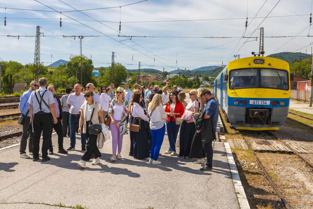 Turistički voz ponovo na Unskoj pruzi, vraćena linija Bihać - Krupa