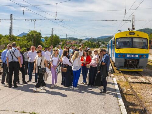 Turistički voz ponovo na Unskoj pruzi, vraćena linija Bihać - Krupa
