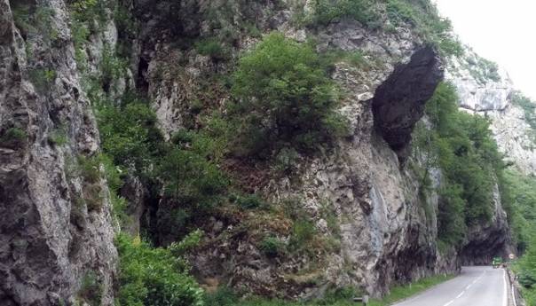 Turistkinja se popela na stijenu radi fotografiranja, pala i poginula