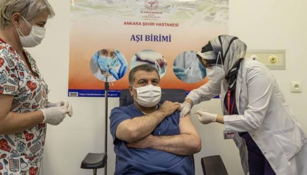 Turska: Ministar zdravstva  prvi primio vakcinu protiv koronavirusa
