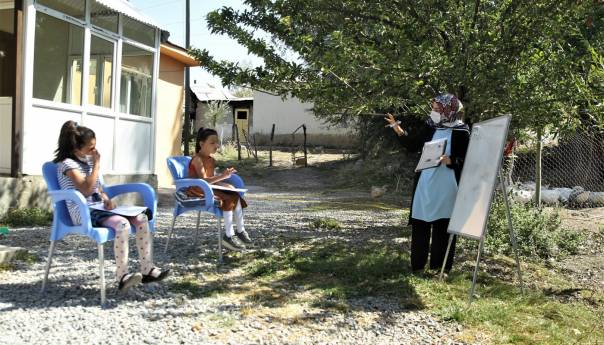 Turska nastavnica posjećuje učenike bez interneta