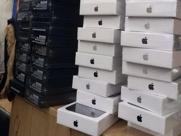 Oduzeto 546 mobitela i 70 satova, vrijednosti 450.000 KM