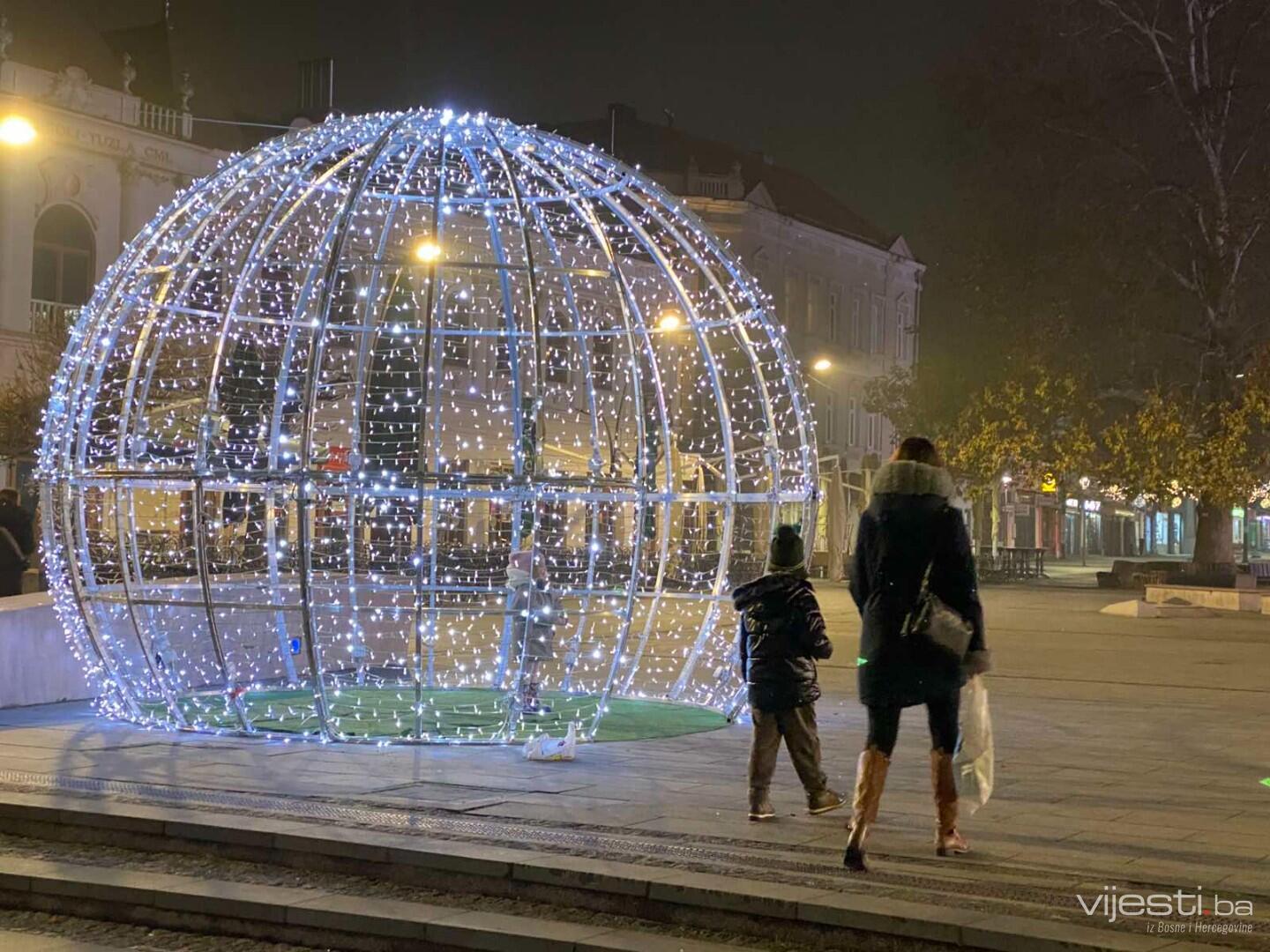 Tuzla u duhu praznika: Okićen centar grada, parkovi, Trg slobode