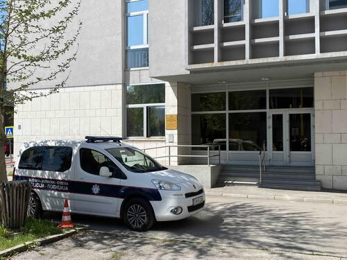 Tuzlaku određen pritvor: Pronađen amfetamin, vaga i ukradeni alat
