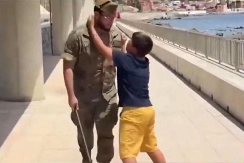 Tužna slika iz Seute: Marokanski dječak moli španskog vojnika da ga ne vraća nazad