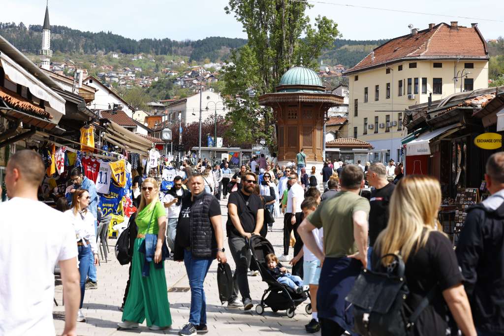 U aprilu skoro 156 hiljada turista - 60,7 posto više u odnosu na mart, broj noćenja veći za 56,1 posto