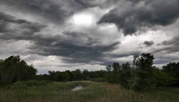 U BiH danas pretežno oblačno sa pljuskovima i grmljavinom
