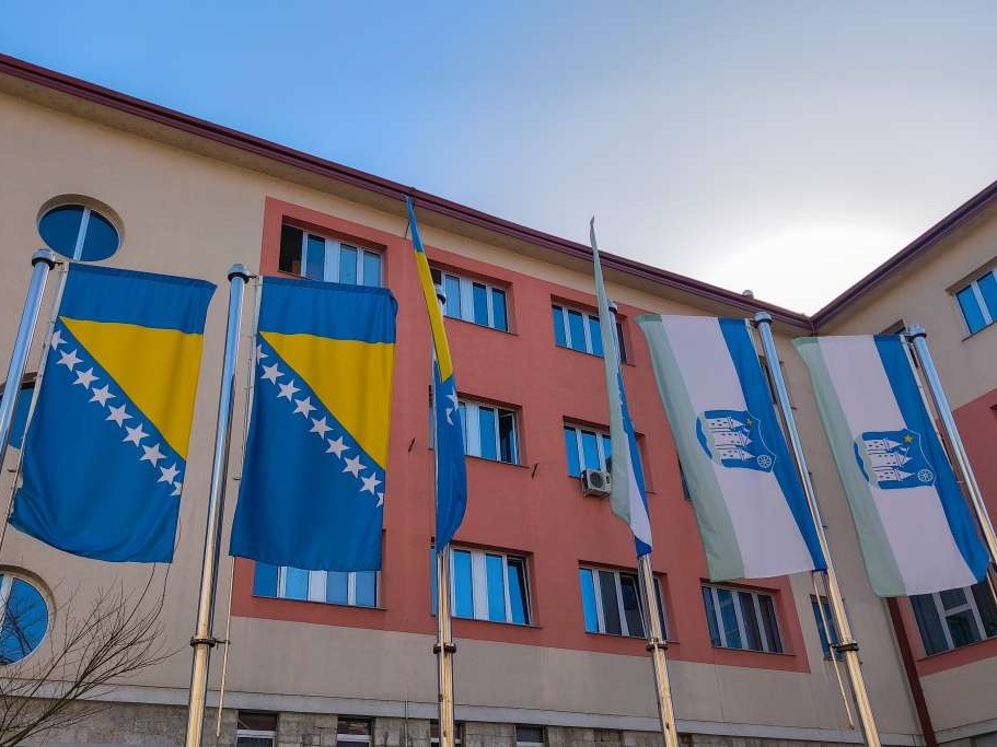 U Bihaću se ukidaju privilegije političkim strankama pri zakupu gradskih prostora