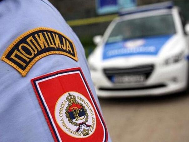 U Bratuncu uhapšen muškarac, pijan hodao s puškom i vrijeđao policiju