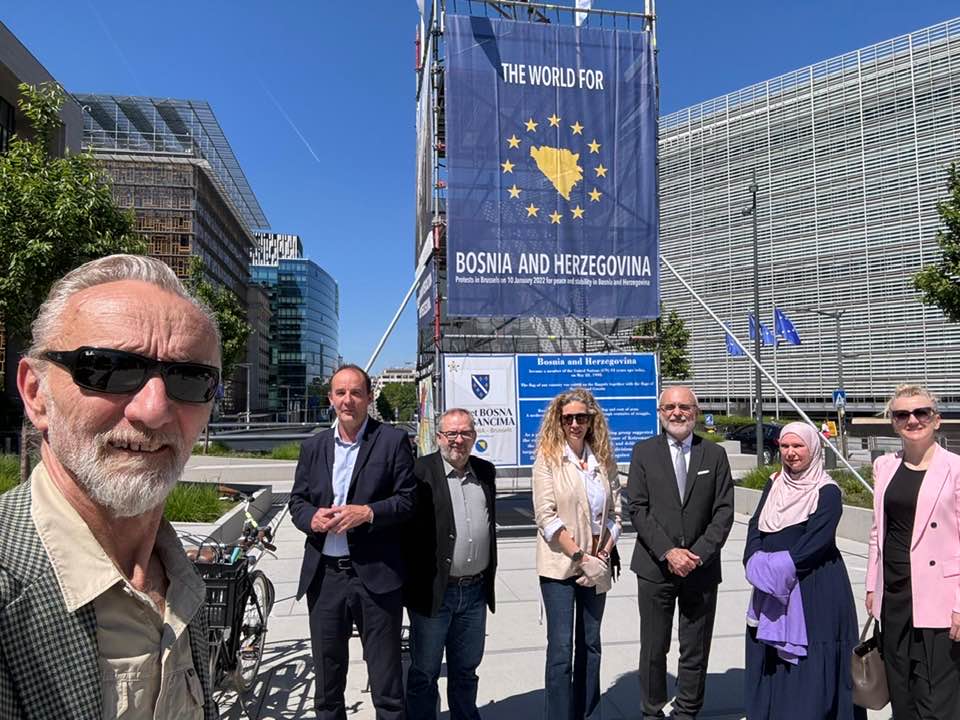 Dan prijema BiH u UN: U Briselu postavljen "Bosanski toranj" na trgu Schuman
