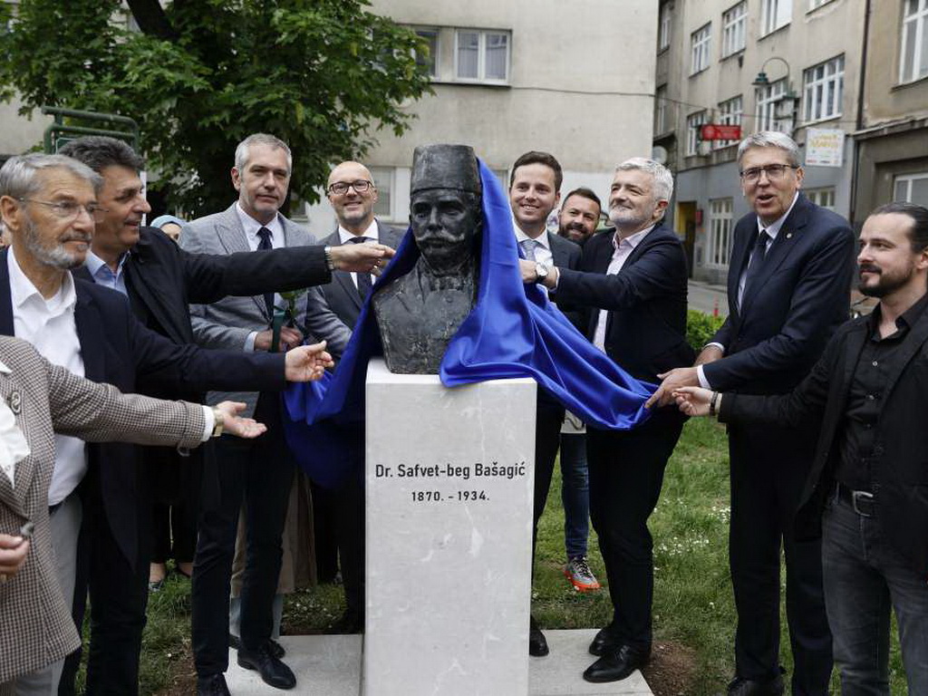 U centru Sarajeva postavljena bista Safvet-bega Bašagića-književnog, kulturnog i društvenog barda