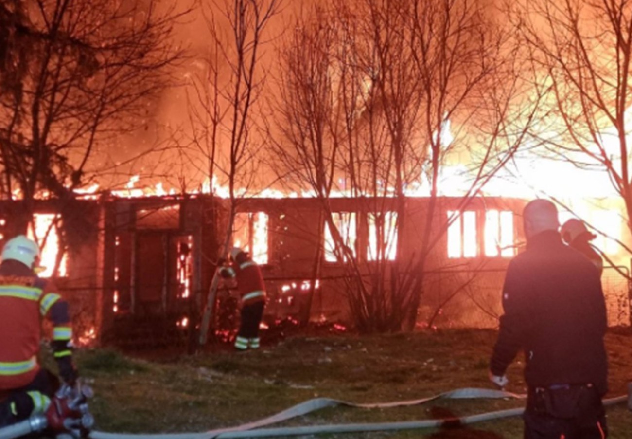 U centru Velike Kladuše se zapalio objekat "Saniteksa"