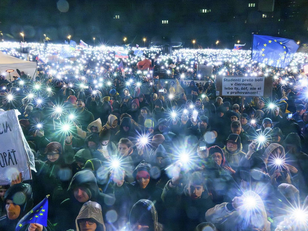 U Češkoj i Slovačkoj protest na dan Baršunaste revolucije: Fico nas odvlači od demokratskog svijeta