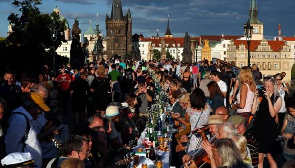 U Češkoj organizovana oproštajna zabava za koronu