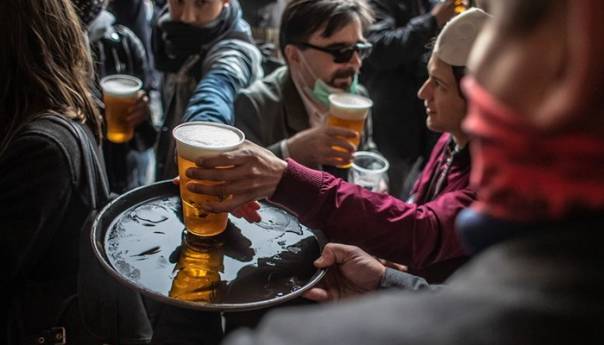 U Češkoj uveden policijski sat za kafiće i restorane
