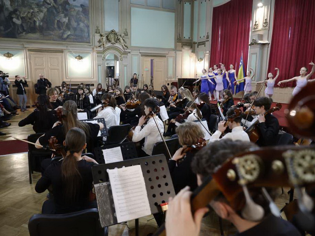 U Domu Oružanih snaga BiH 300 učenika zajedno otpjevalo "Sarajevo ljubavi moja"