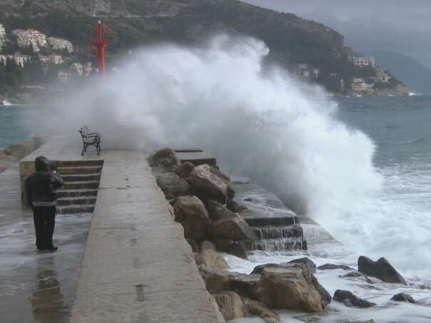 Dubrovnik: Valovi u more povukli državljanina BiH, locirano tijelo