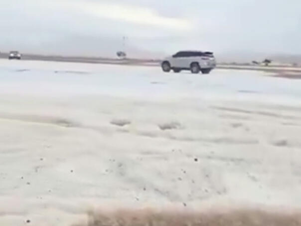 U Emiratima padao snažan grad, pustinju prekrio led