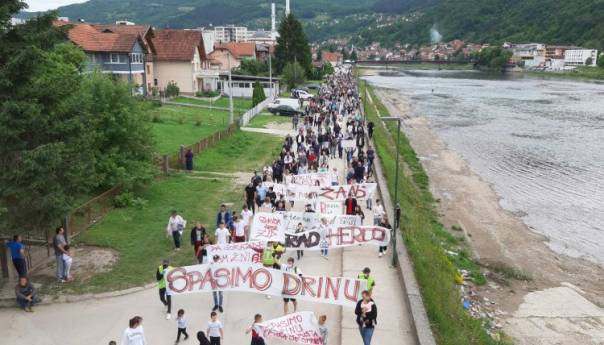 U Goraždu održana mirna protestna šetnja 'Spasimo Drinu'