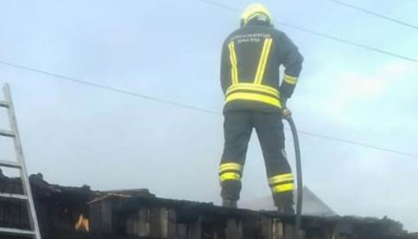 U Gradišci izgorjele vikendica policijskog načelnika i prodavnica penzionisanog policajca