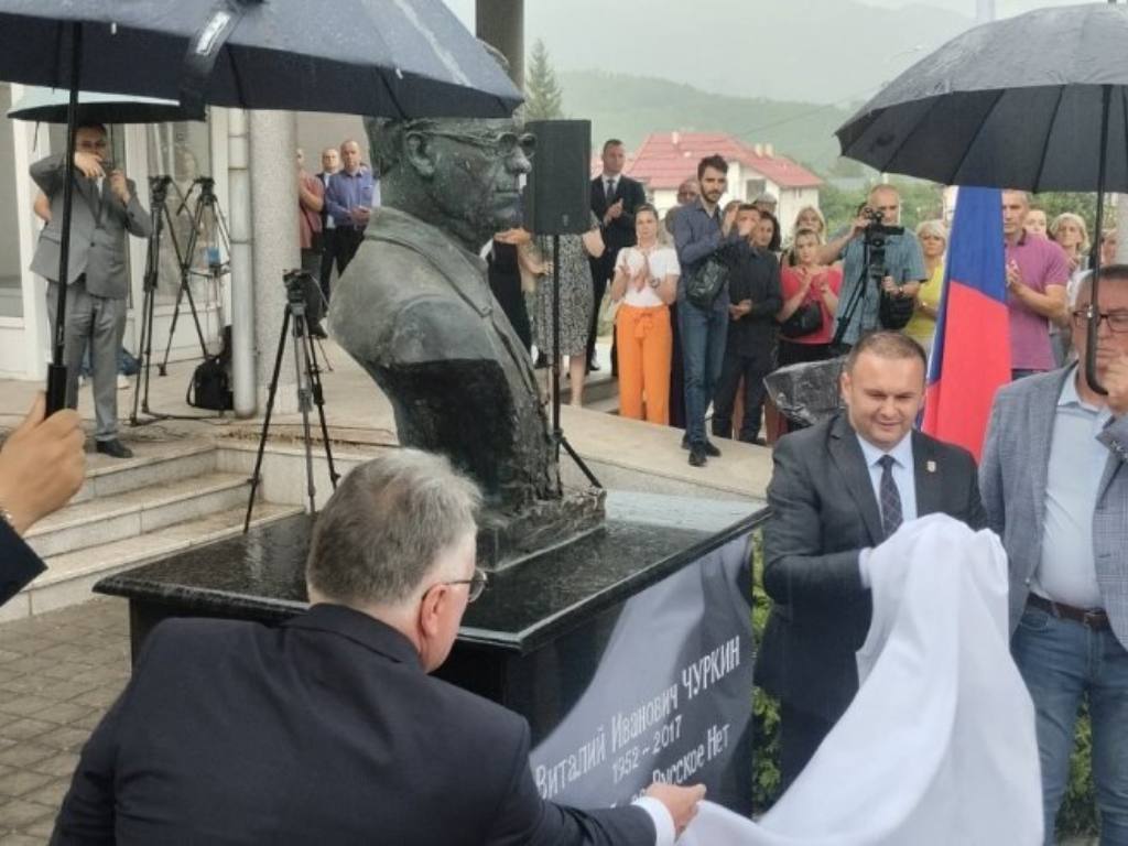 U Istočnom Sarajevu postavljena bista ruskom ambasadoru koji je blokirao rezoluciju o genocidu u Srebrenici