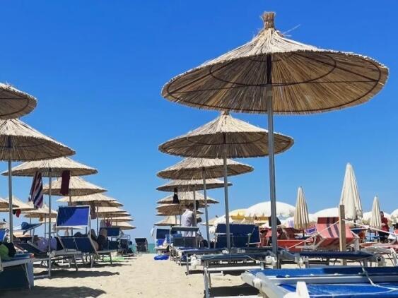 U Italiji ukradeno 350 ležaljki, pronađene na plaži u Albaniji