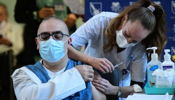 U Izraelu više od 500.000 ljudi dobilo četvrtu dozu vakcine protiv Covida