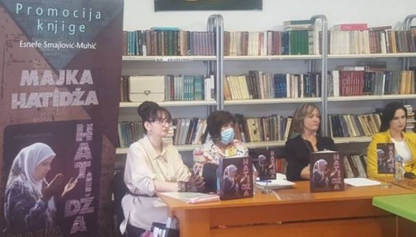 U Kalesiji promovisana knjiga 'Hatidža' posvećena majci Srebrenice